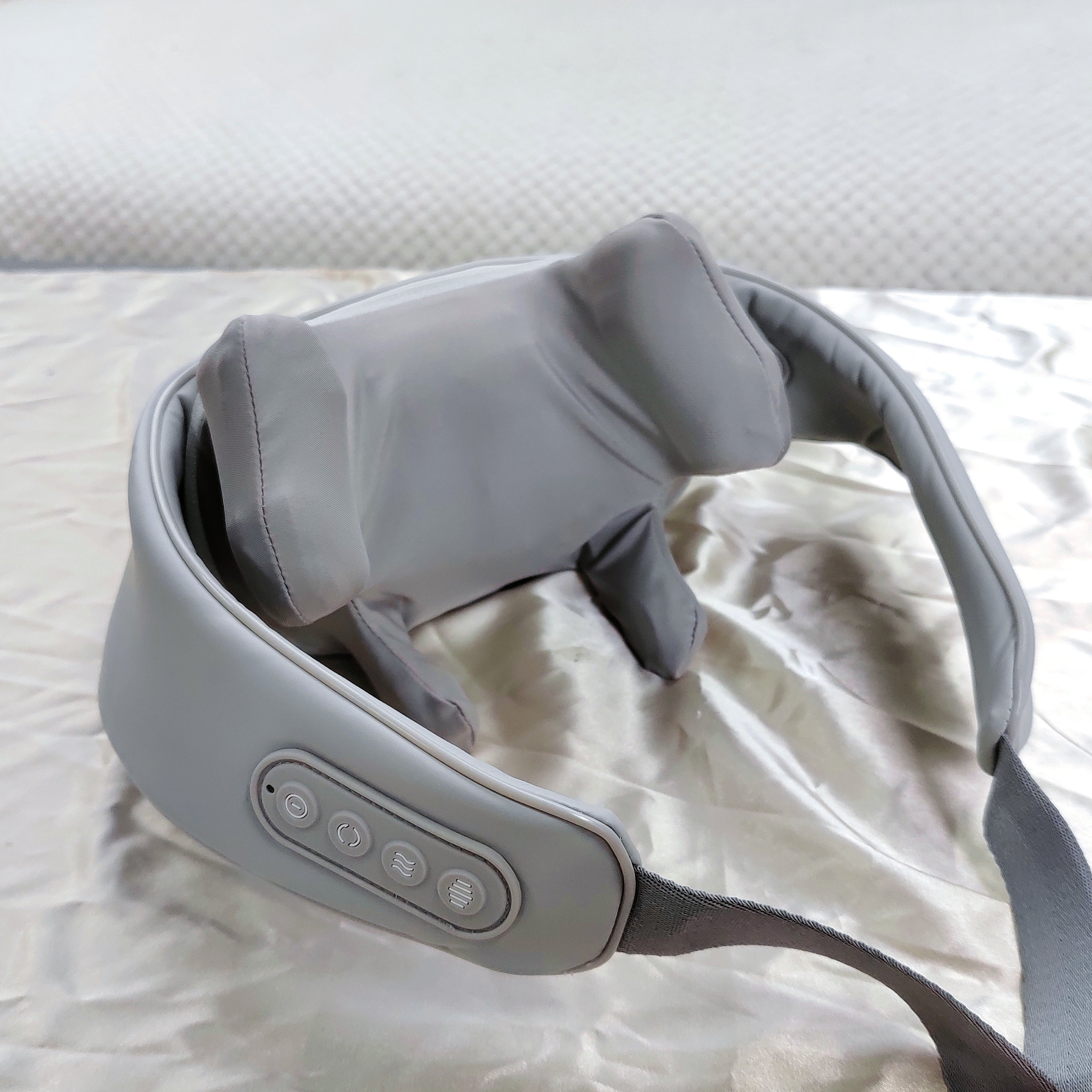 Nack och axelmassage, perfekt vid dig som har smärta. Denna är utformad bra för dig som sitter mycket vid datorn då du kan föra in armarna i banden för att själva bestämma trycket